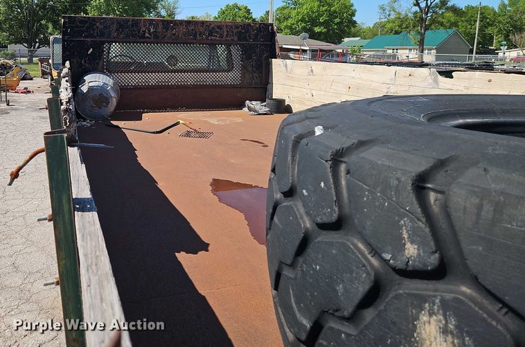 image for item EJ0035 1995 Ford F700 dump flatbed truck