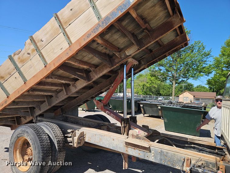 image for item EJ0035 1995 Ford F700 dump flatbed truck