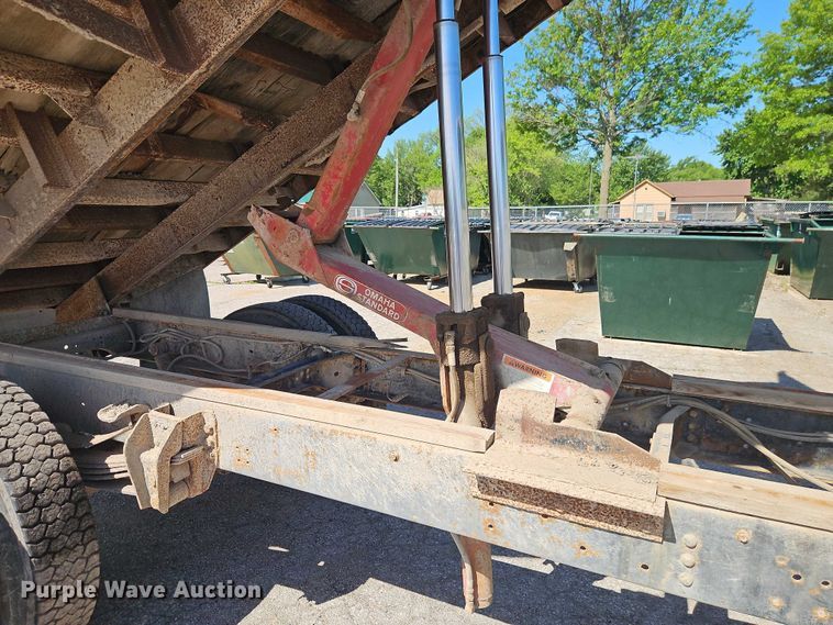 image for item EJ0035 1995 Ford F700 dump flatbed truck