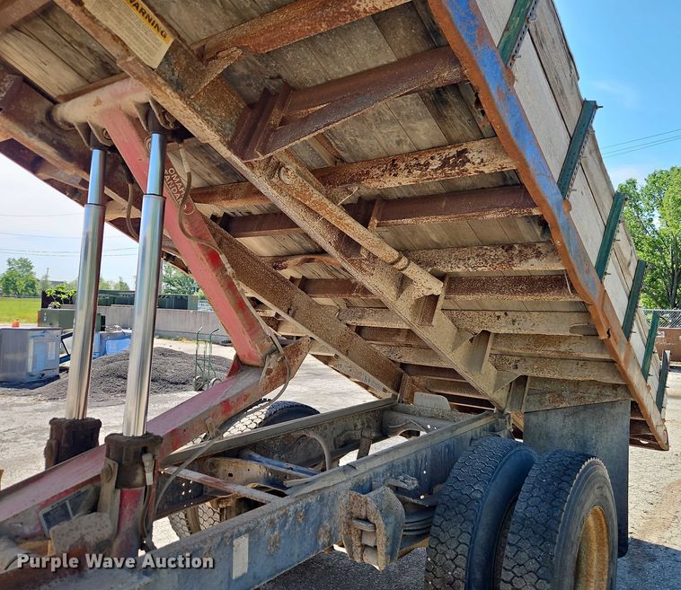 image for item EJ0035 1995 Ford F700 dump flatbed truck