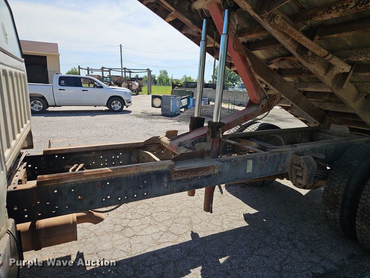 image for item EJ0035 1995 Ford F700 dump flatbed truck