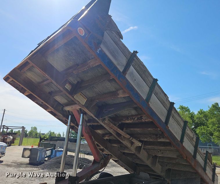 image for item EJ0035 1995 Ford F700 dump flatbed truck