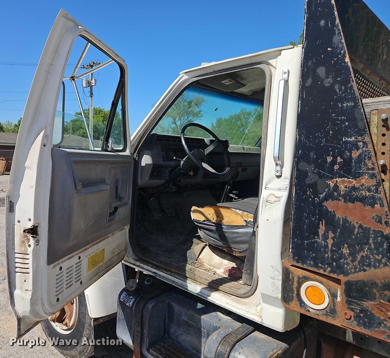 image for item EJ0035 1995 Ford F700 dump flatbed truck