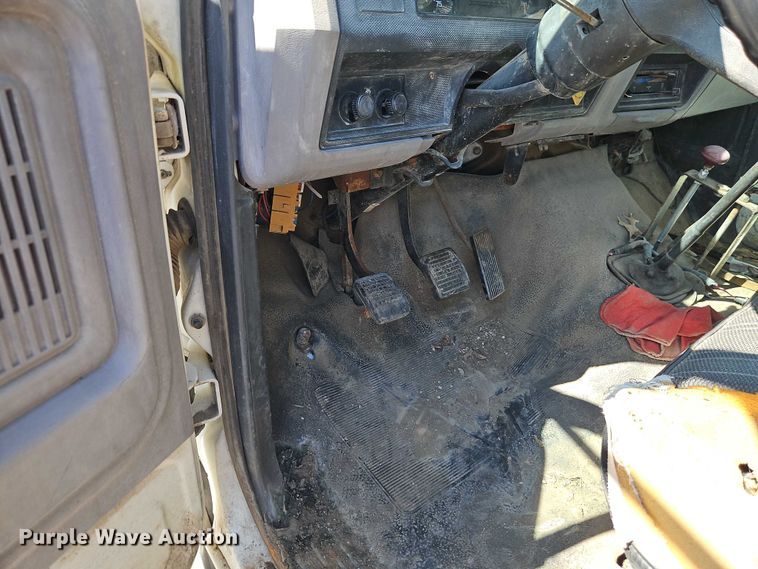 image for item EJ0035 1995 Ford F700 dump flatbed truck