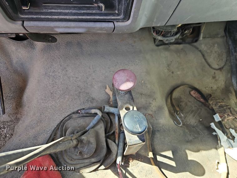 image for item EJ0035 1995 Ford F700 dump flatbed truck