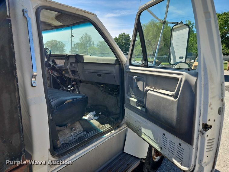 image for item EJ0035 1995 Ford F700 dump flatbed truck