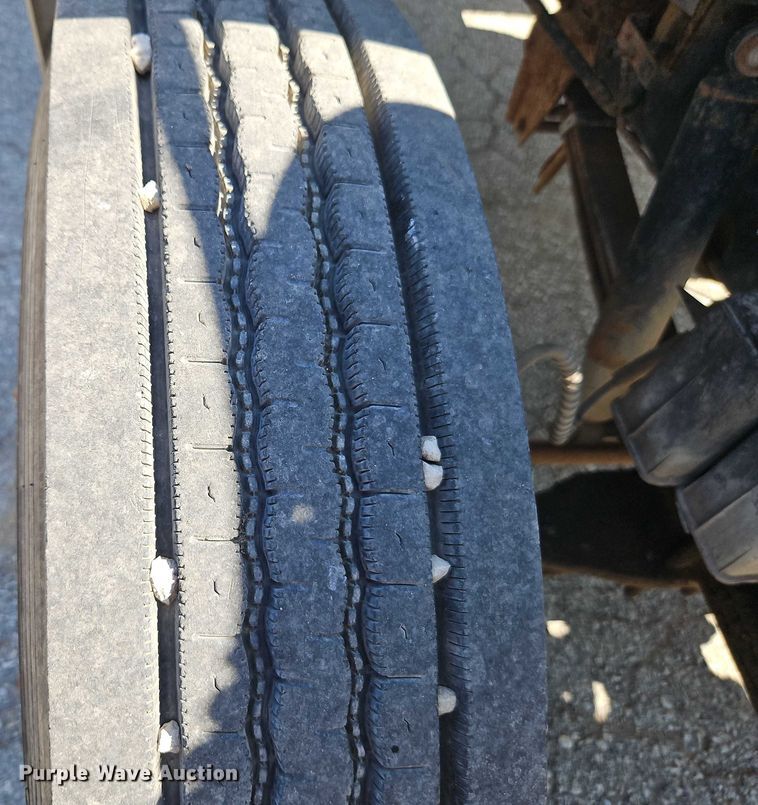 image for item EJ0035 1995 Ford F700 dump flatbed truck