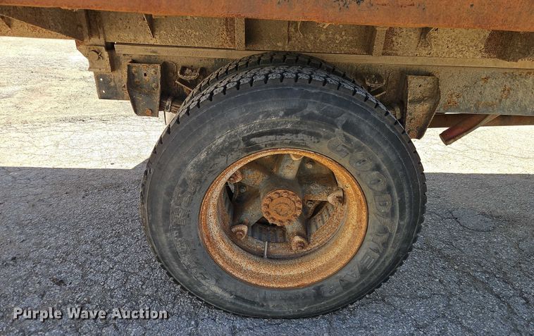 image for item EJ0035 1995 Ford F700 dump flatbed truck