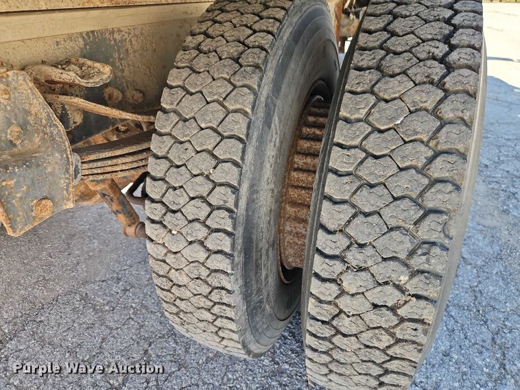 image for item EJ0035 1995 Ford F700 dump flatbed truck