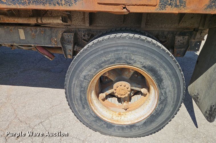 image for item EJ0035 1995 Ford F700 dump flatbed truck