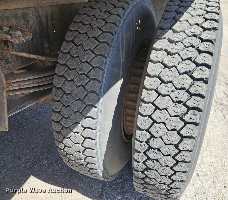 image for item EJ0035 1995 Ford F700 dump flatbed truck