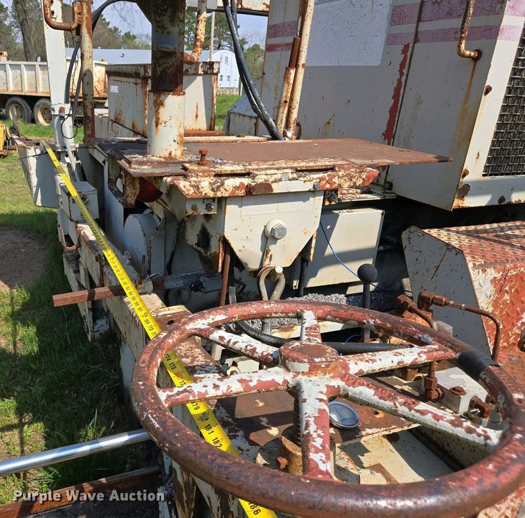 image for item EJ7442 1983 Cedar Rapids BSF520 paver