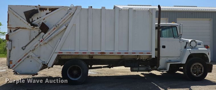 image for item EJ7526 1994 Ford L8000 refuse truck
