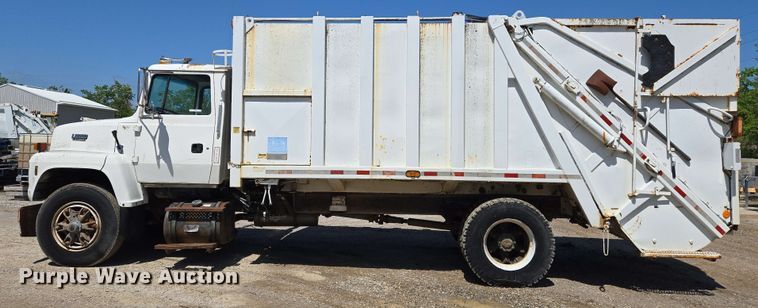 image for item EJ7526 1994 Ford L8000 refuse truck