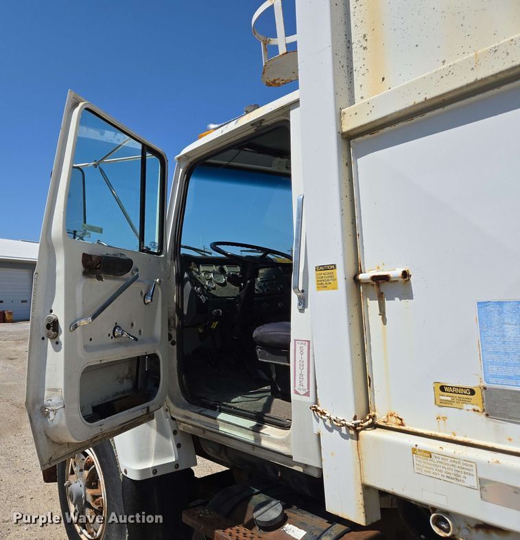 image for item EJ7526 1994 Ford L8000 refuse truck