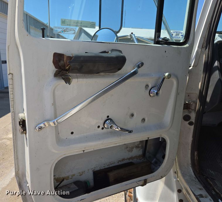 image for item EJ7526 1994 Ford L8000 refuse truck