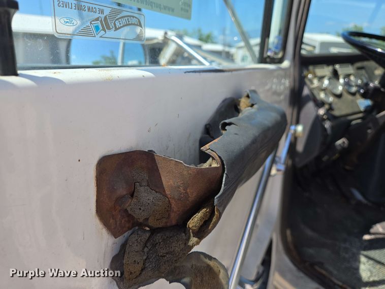 image for item EJ7526 1994 Ford L8000 refuse truck