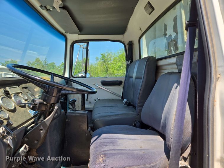 image for item EJ7526 1994 Ford L8000 refuse truck