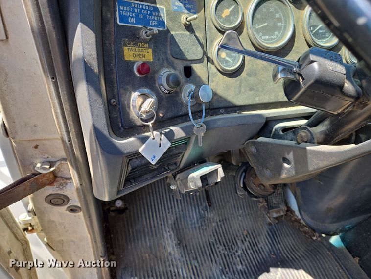 image for item EJ7526 1994 Ford L8000 refuse truck