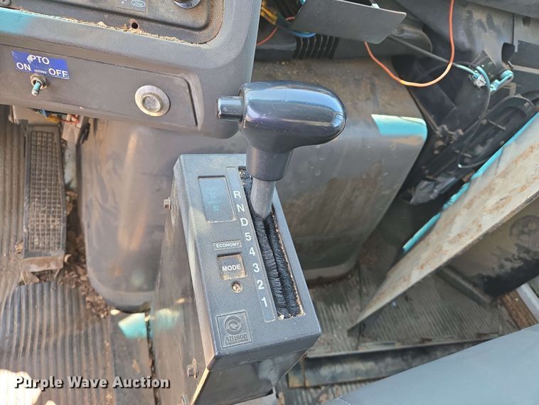 image for item EJ7526 1994 Ford L8000 refuse truck