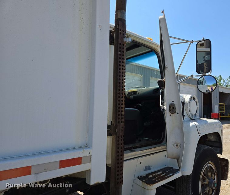 image for item EJ7526 1994 Ford L8000 refuse truck
