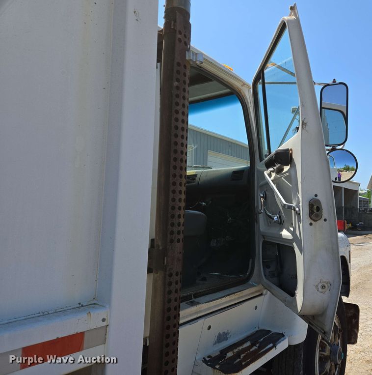 image for item EJ7526 1994 Ford L8000 refuse truck
