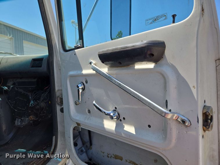 image for item EJ7526 1994 Ford L8000 refuse truck