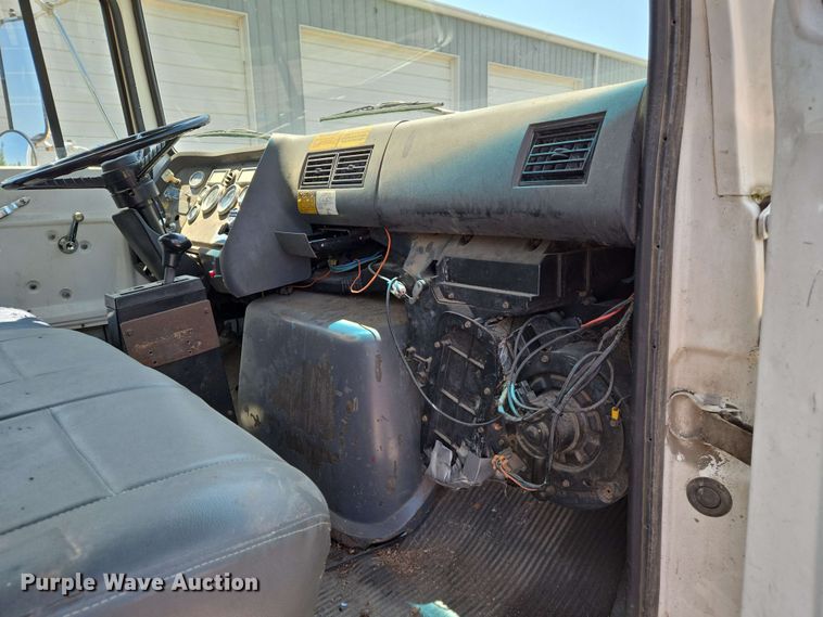 image for item EJ7526 1994 Ford L8000 refuse truck