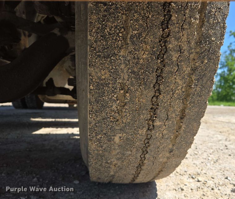 image for item EJ7526 1994 Ford L8000 refuse truck