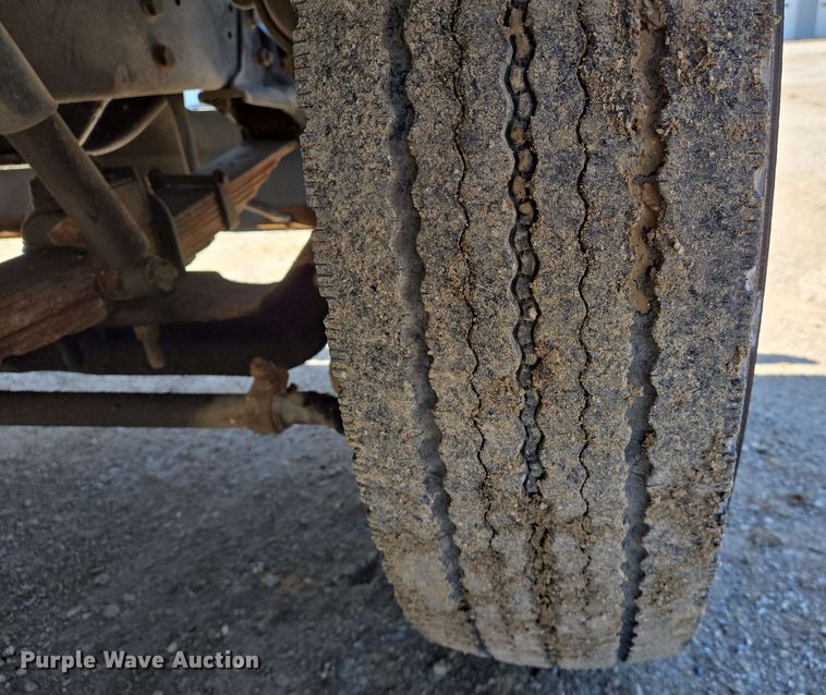 image for item EJ7526 1994 Ford L8000 refuse truck