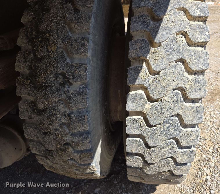 image for item EJ7526 1994 Ford L8000 refuse truck