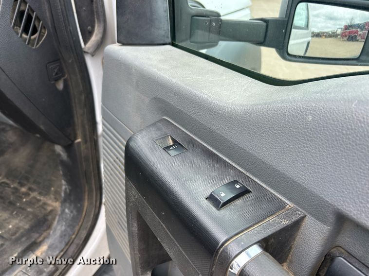 image for item EK3004 2014 Ford F550 Super Duty XL flatbed truck