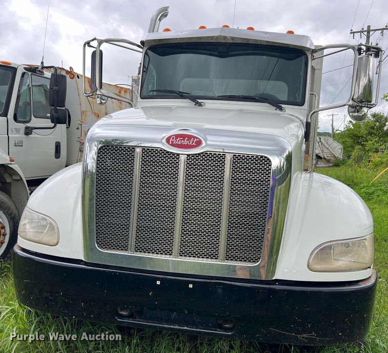 image for item EL2077 2018 Peterbilt 337 refuse truck