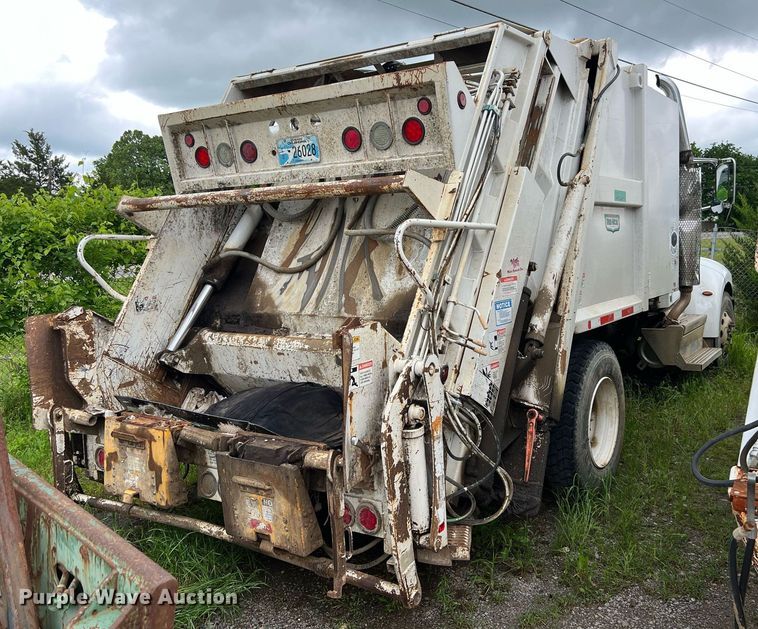 image for item EL2077 2018 Peterbilt 337 refuse truck