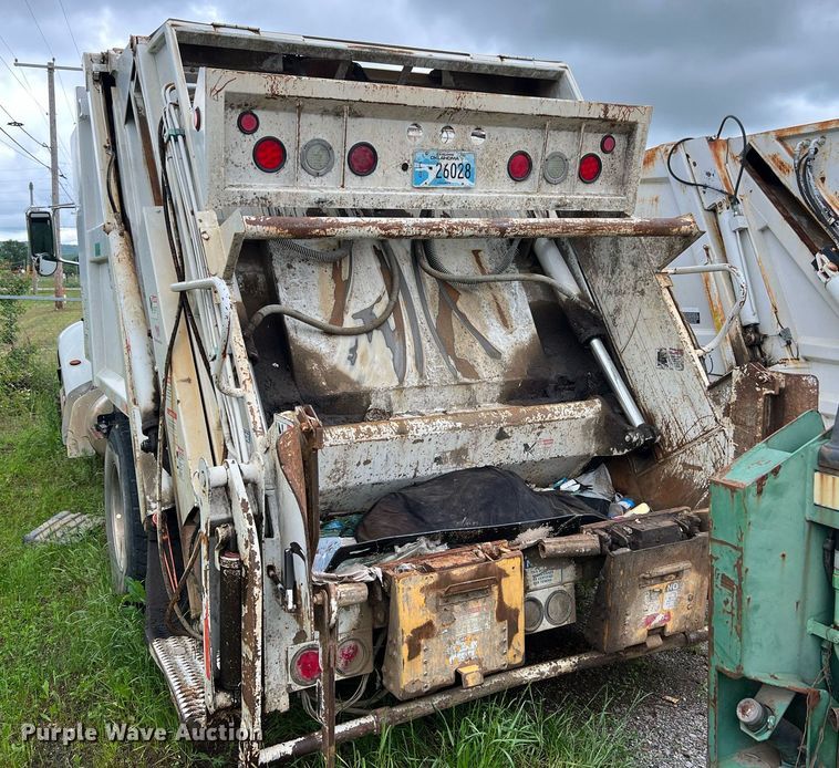 image for item EL2077 2018 Peterbilt 337 refuse truck