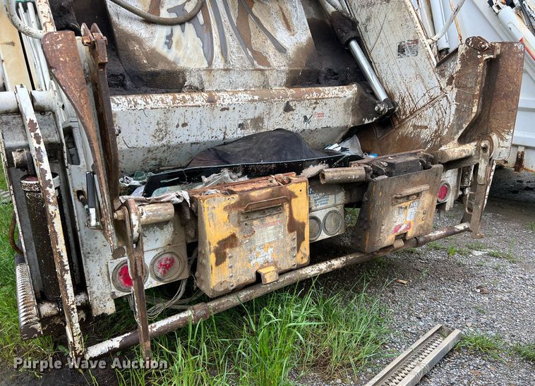 image for item EL2077 2018 Peterbilt 337 refuse truck