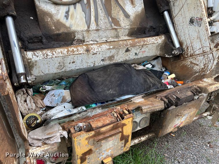 image for item EL2077 2018 Peterbilt 337 refuse truck