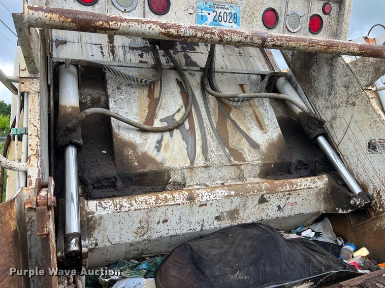 image for item EL2077 2018 Peterbilt 337 refuse truck