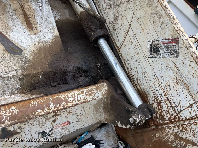 image for item EL2077 2018 Peterbilt 337 refuse truck