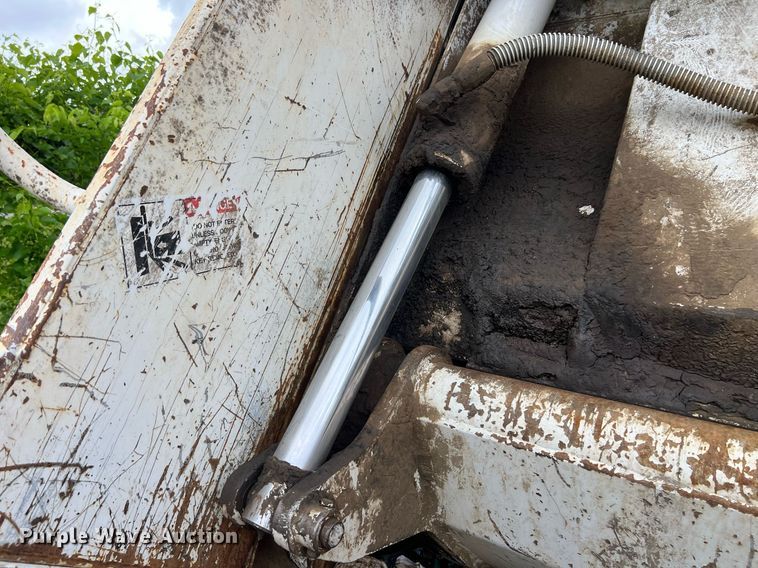 image for item EL2077 2018 Peterbilt 337 refuse truck