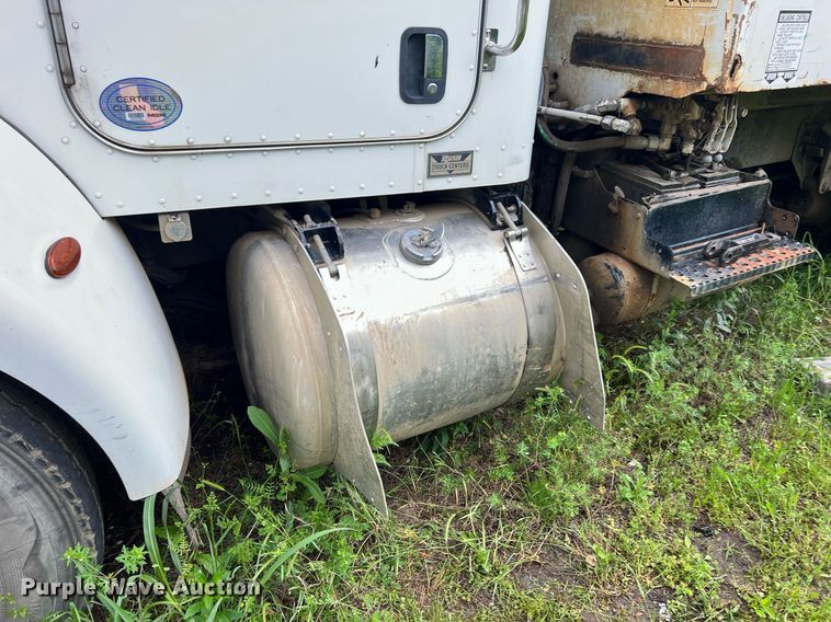 image for item EL2077 2018 Peterbilt 337 refuse truck