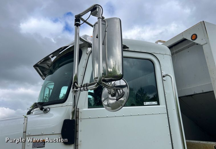 image for item EL2077 2018 Peterbilt 337 refuse truck