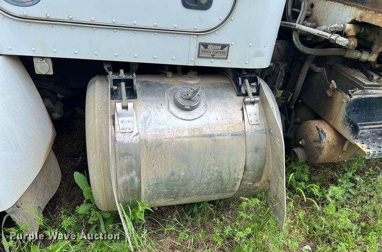 image for item EL2077 2018 Peterbilt 337 refuse truck