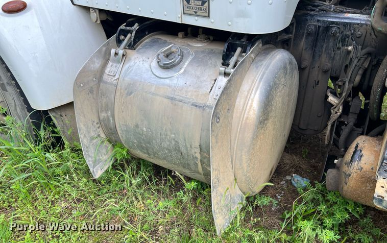 image for item EL2077 2018 Peterbilt 337 refuse truck