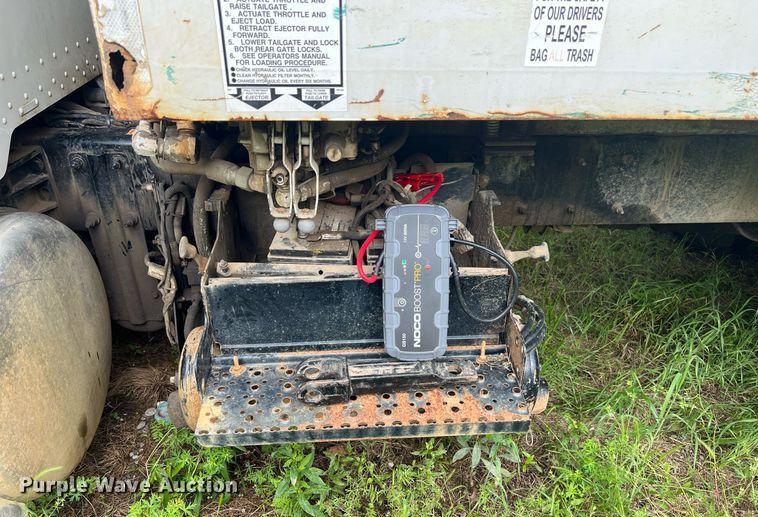 image for item EL2077 2018 Peterbilt 337 refuse truck