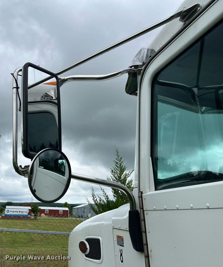 image for item EL2077 2018 Peterbilt 337 refuse truck