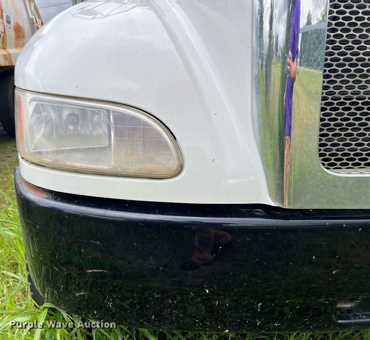 image for item EL2077 2018 Peterbilt 337 refuse truck