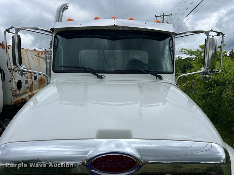 image for item EL2077 2018 Peterbilt 337 refuse truck