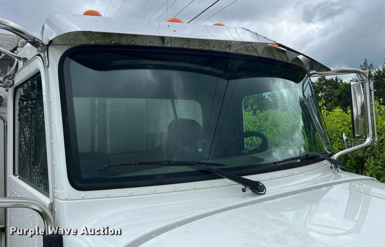 image for item EL2077 2018 Peterbilt 337 refuse truck