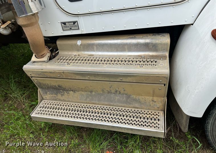 image for item EL2077 2018 Peterbilt 337 refuse truck